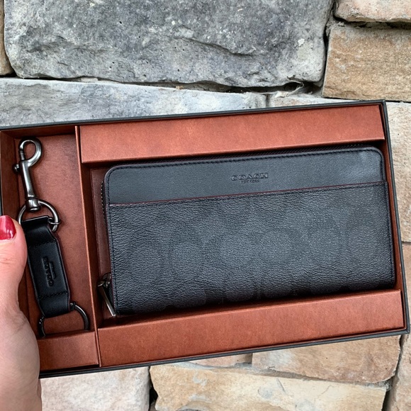 SOLD/Authentic Coach sign. Leather wallet/keychain - Picture 2 of 5